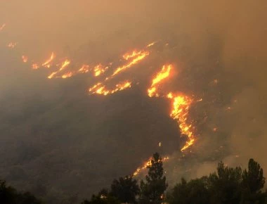 Πυρκαγιά στην Εύβοια: Αναζωπυρώσεις και έντονος καπνός στην ατμόσφαιρα των γύρω περιοχών!